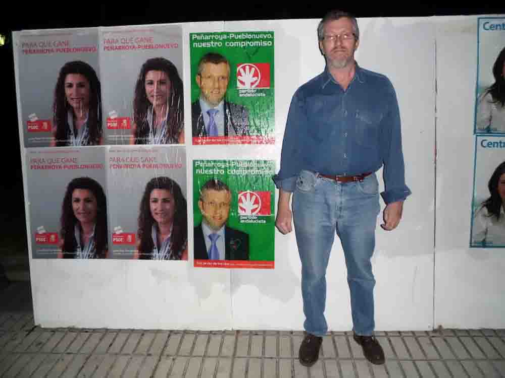 La pega de carteles da comienzo a la campa�a electoral