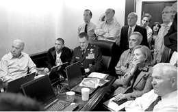 Las autoridades de gobierno y militares norteamericanos observan  la ejecuci�n en directo