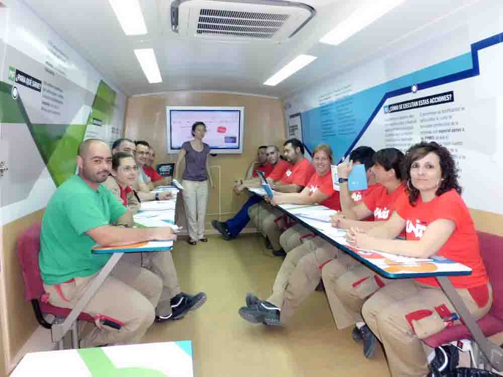 El aula m�vil de UGT visita Pe�arroya-Pueblonuevo
