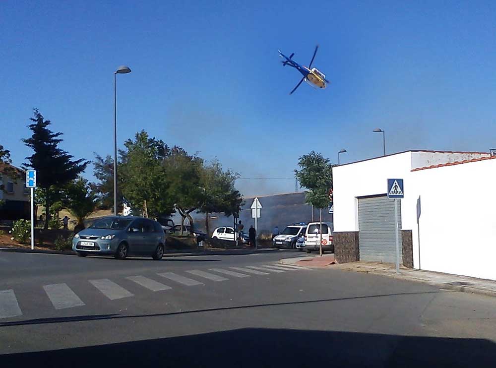 El helic�ptero en maniobras de aproximaci�n para sofocar el incendio