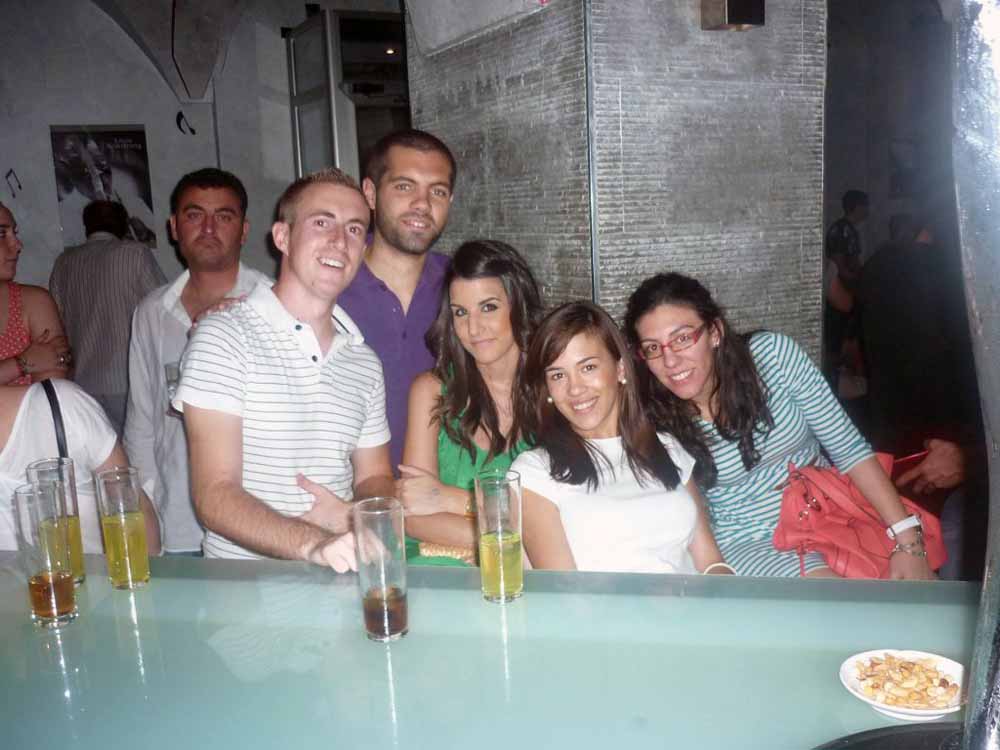 Actuaci�n del humorista Jes�s Ca�ete en pub HQ 