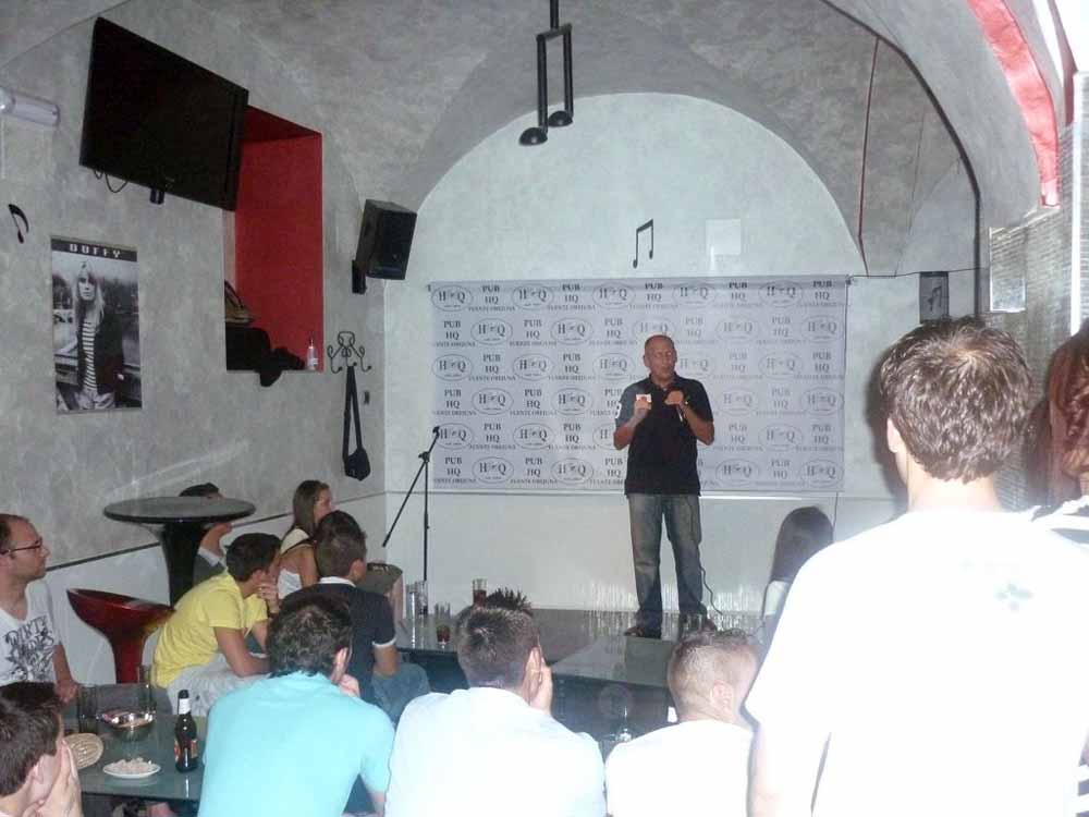 Actuaci�n del humorista Jes�s Ca�ete en pub HQ 