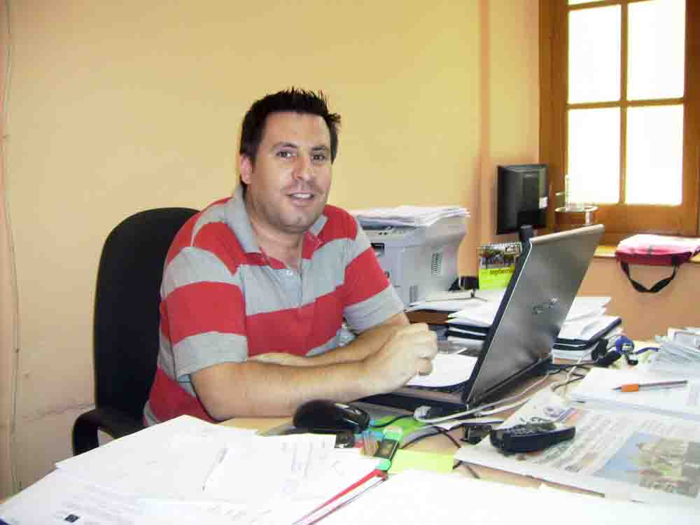 Exp�sito renuncia a su acta de concejal 