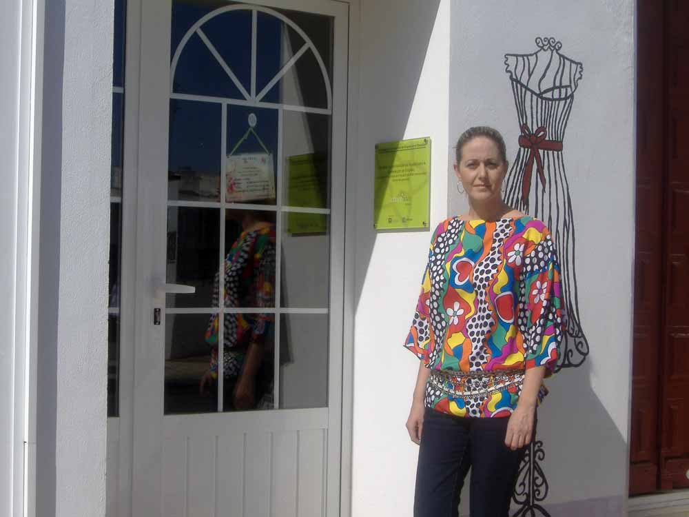 Una de las promotoras de Laboranova NYE-G en la puerta de su negocio