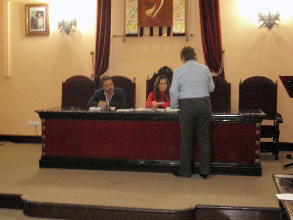 Ignacia muestra las fotos ante el asombro de Gil y Alonso