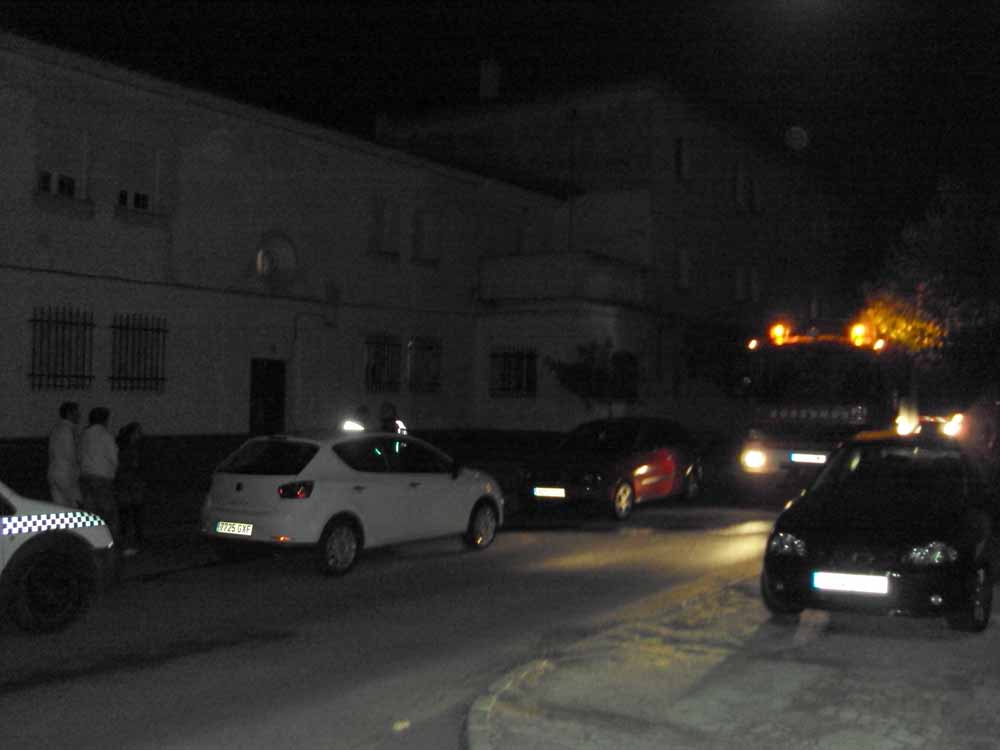 Actuaci�n de los bomberos en la calle Maestro Jos� Torrellas