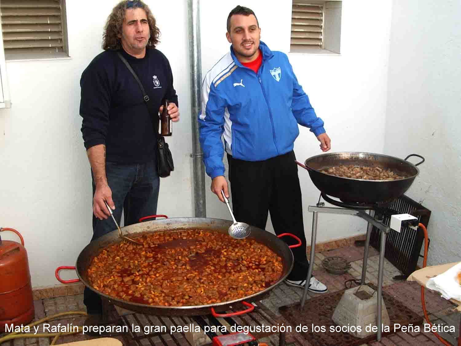 Mata y Rafal�n preparan la paella