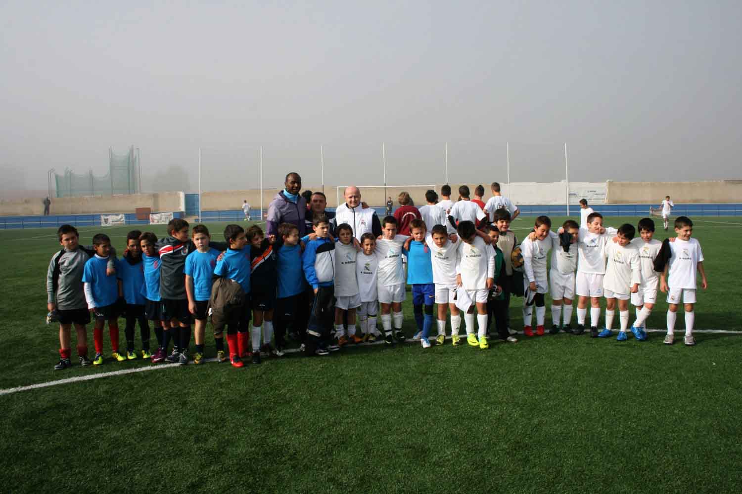Encuentro de pe�as locales del Real Madrid y Barcelona
