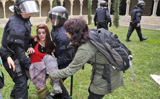 La polic�a carga en la universidad de Girona