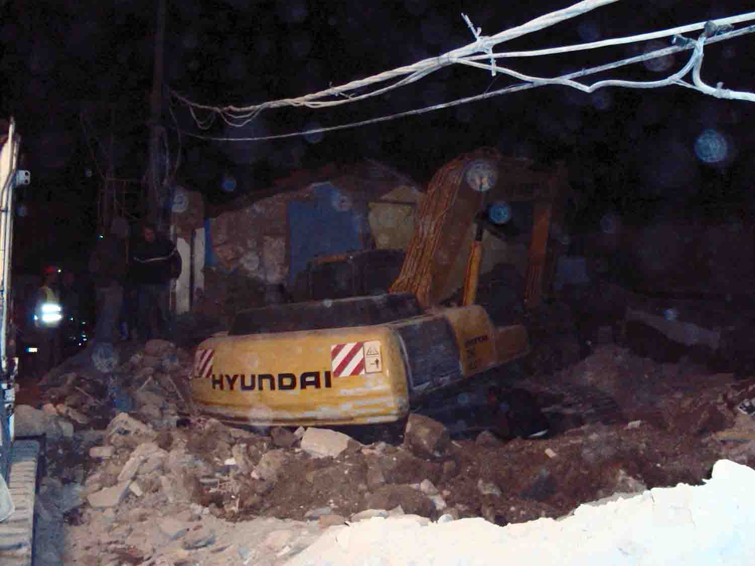 Una m�quina se hunde en el s�tano de  una vivienda