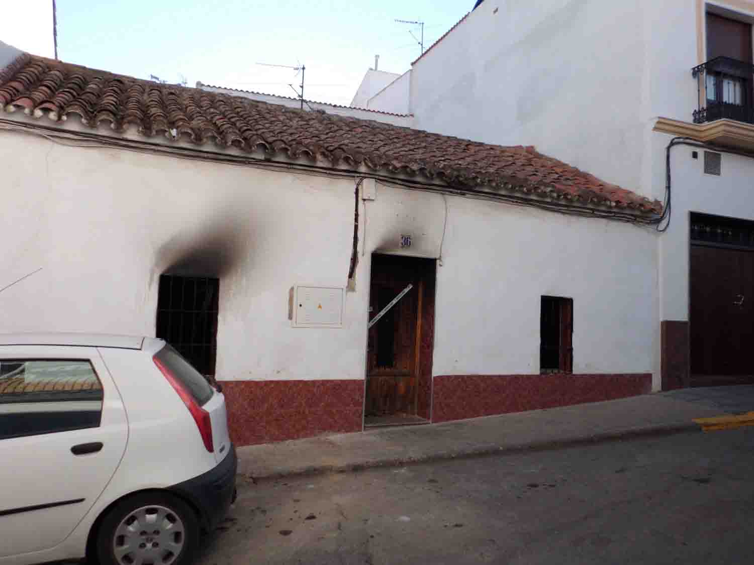 Vivienda siniestrada en la calle Hern�n Cort�s