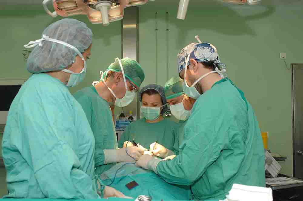 En la imagen, una intervenci�n quir�rgica de tiroides