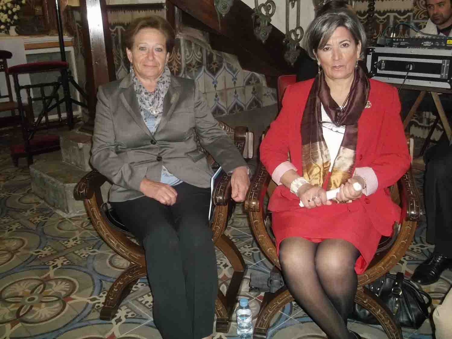 Mar�a Jos� Robas  junto a su amiga Josefina Ventura