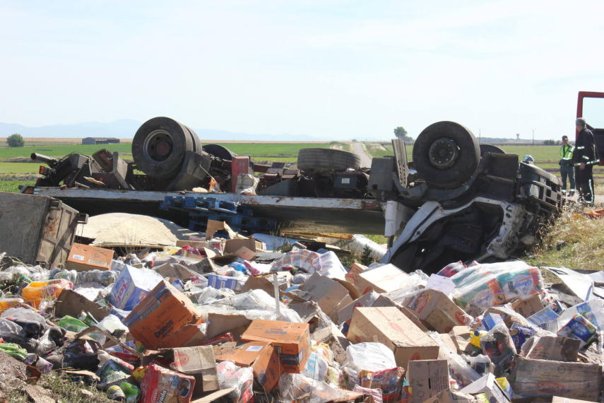 El veh�culo se sali� de la v�a y volc� por causas que a�n se desconocen. / CARLOS PINO