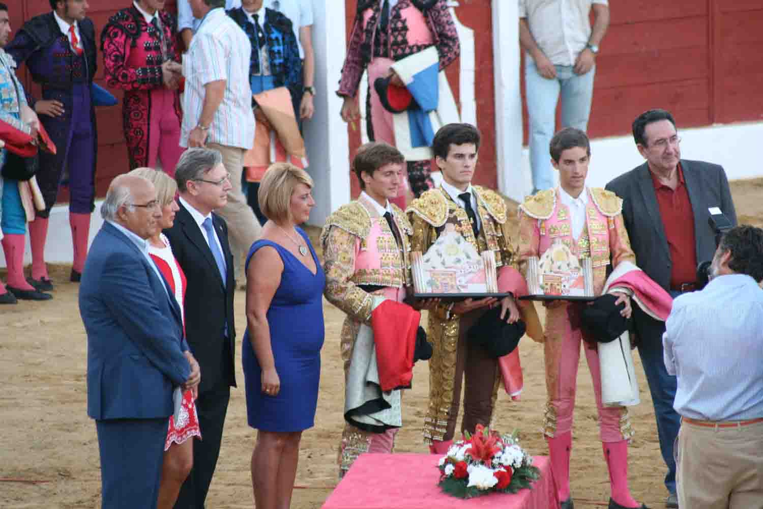 Autoridades y novilleros con sus trofeos