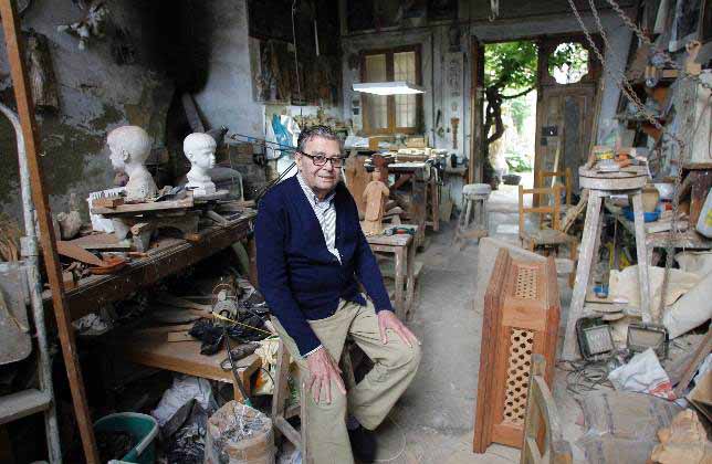 Migue Arjona Navarro en su taller de la calle Rey Heredia de C�rdoba