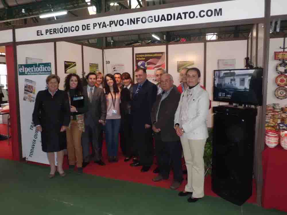 Autoridades en el stand de Infoguadiato