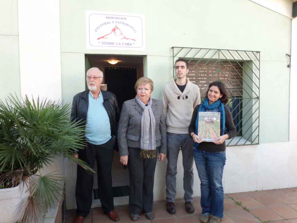 Beln Burgos junto a directivos de La Cima