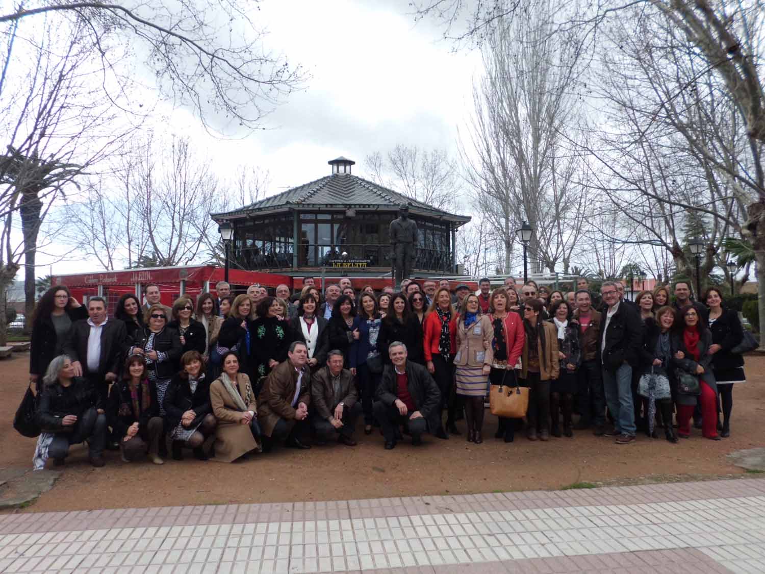 Vuelven a reunirse 35 aos despus 