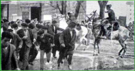 Guardia civil disolviendo grupos de obreros