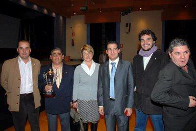 Recogida del trofeo subcampe�n a�o 2007-200
