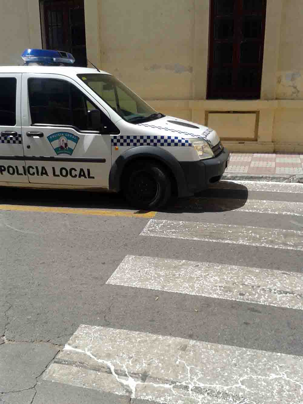 Un paso de cebra y en la puerta del Ayuntamiento 
