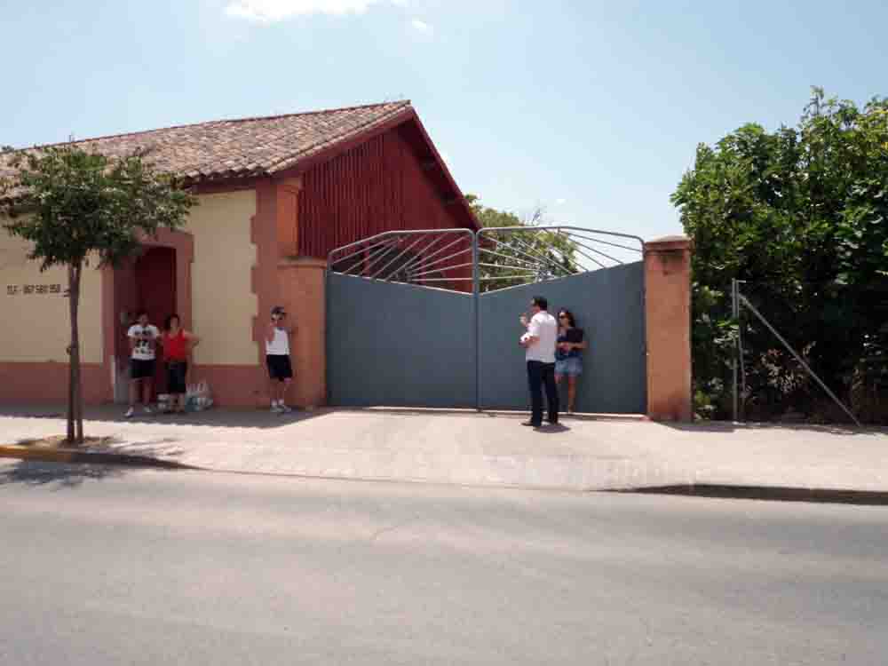 Los usuarios esperando a recuperar sus vehculos