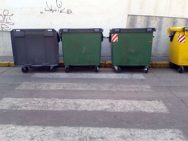 Los contenedores de basura impiden el trnsito