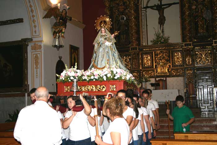 La Virgen del Rosario deja la Parroquia Santa Brbara