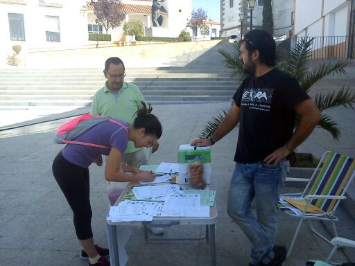 Recogiendo firmas durante la ma�ana del pasado mi�rcoles 