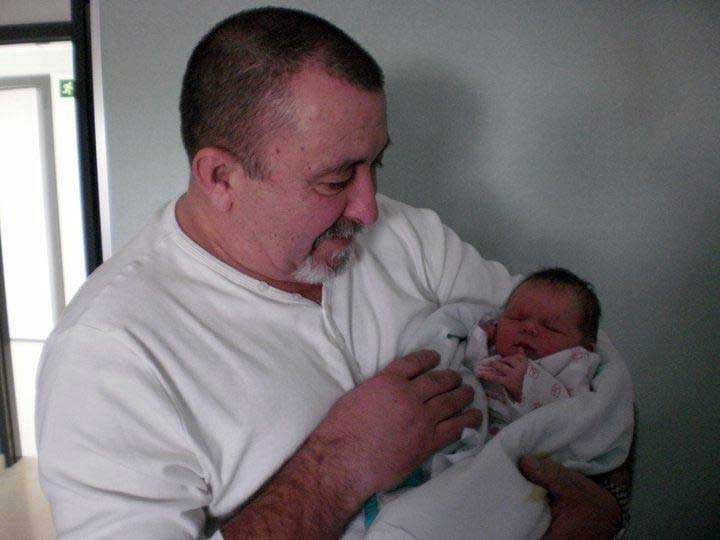 Ram�n Hern�ndez con su nieta