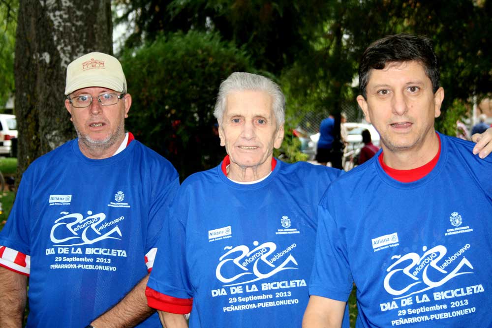Juan Muoz, con sus hijos el da de la bicicleta