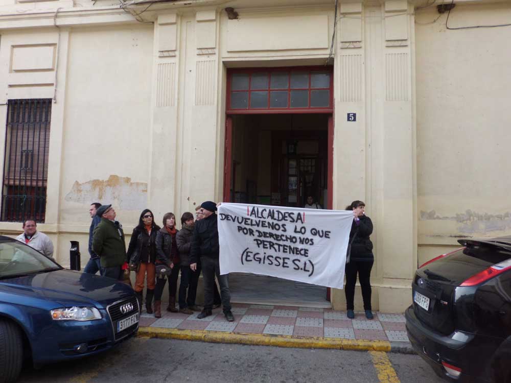Trabajadores de Egisse se manifiestan pidiendo la readmisin