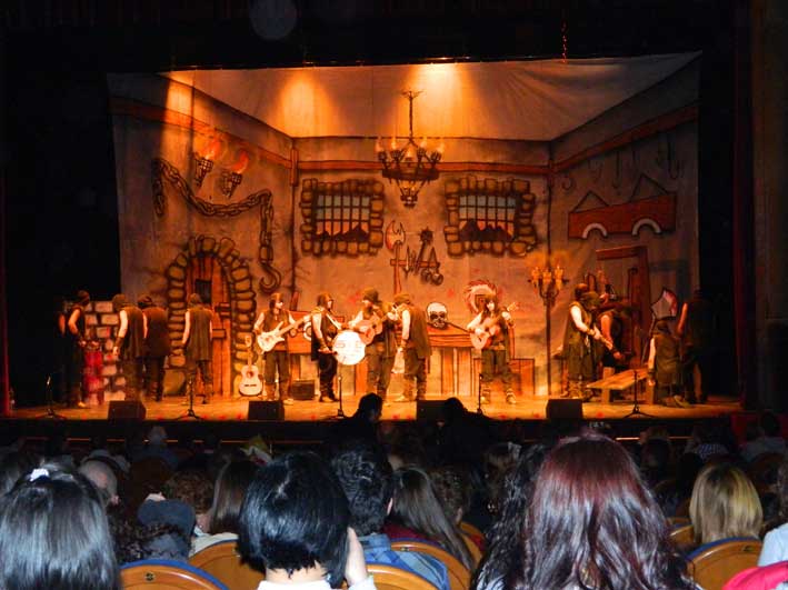 Actuación de la comparsa los Verdugos