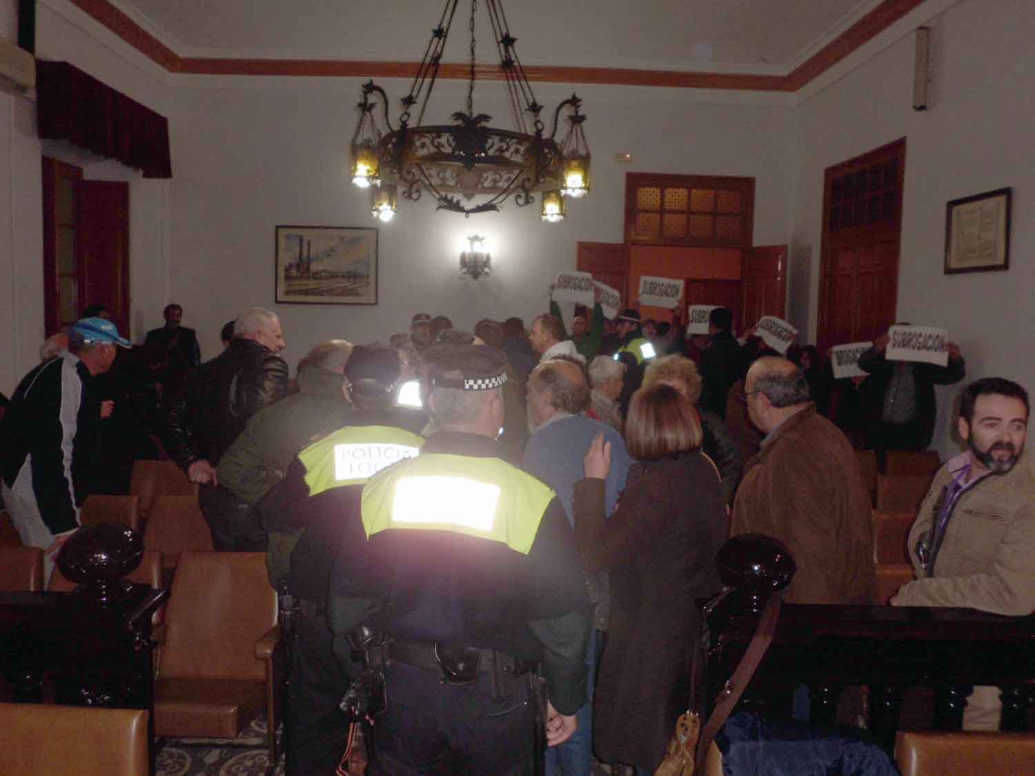 Momento del desalojo del saln de plenos