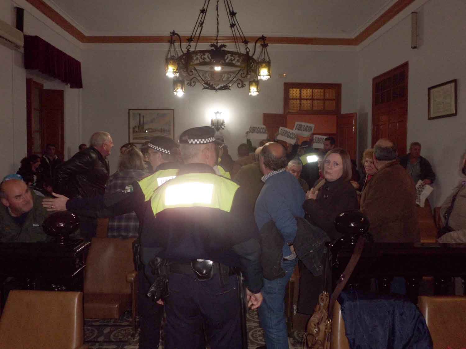 Momento del desalojo del saln de plenos