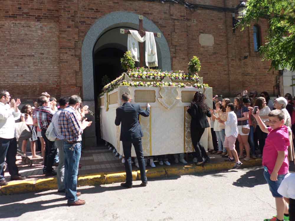 La  Cruz Chiquita sale  en pocesin