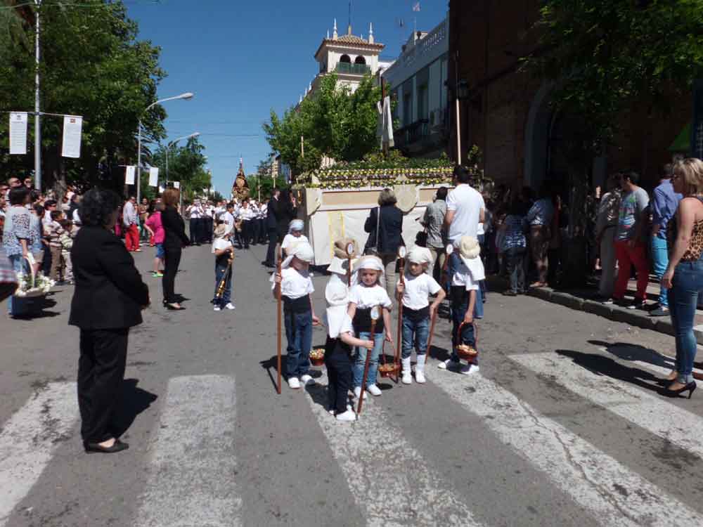 La  Cruz Chiquita sale  en pocesin