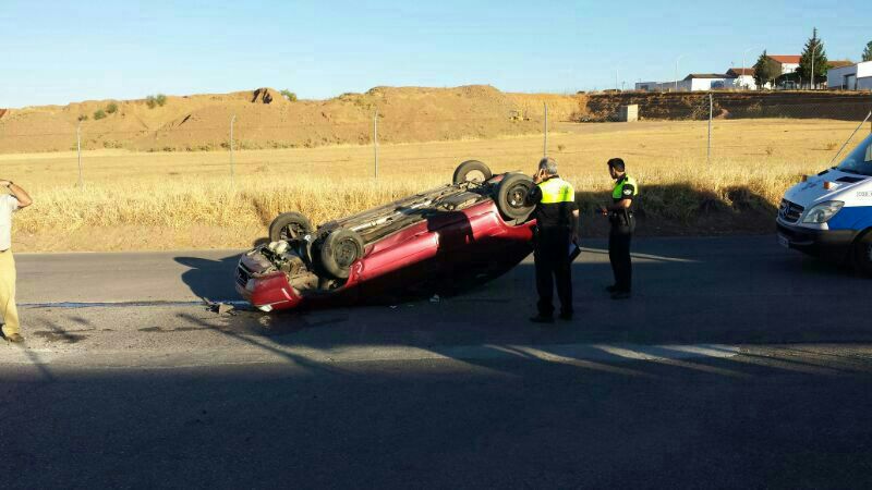 Un var�n vuelca con su veh�culo en la carretera de la ITV