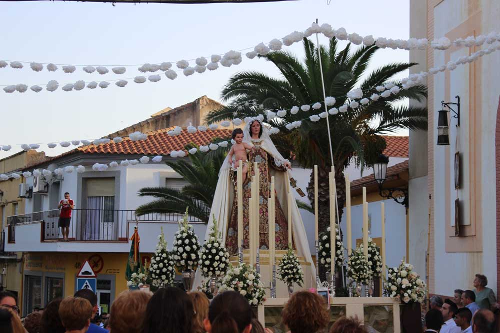 La virgen del Carmen sale en procesin