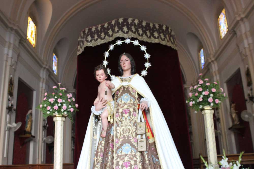 La virgen del Carmen sale en procesin