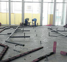 Operarios trabajan en la finalizacin del inmueble