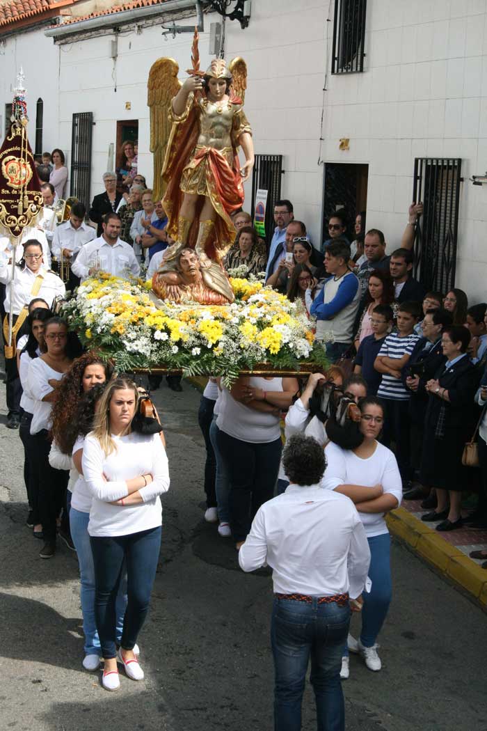 Procesin de San Miguel Arcngel en Pearroya-Pueblonuevo