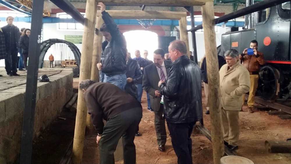 Miembros del jurado haciendo las mediciones