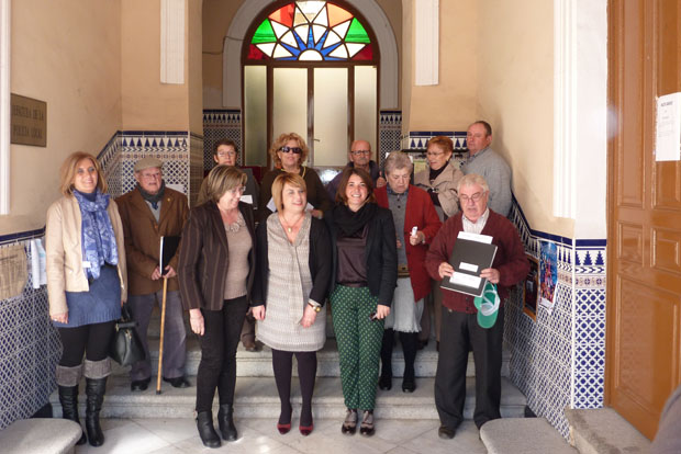 Elena Cort�s, con algunas de las personas beneficiarias