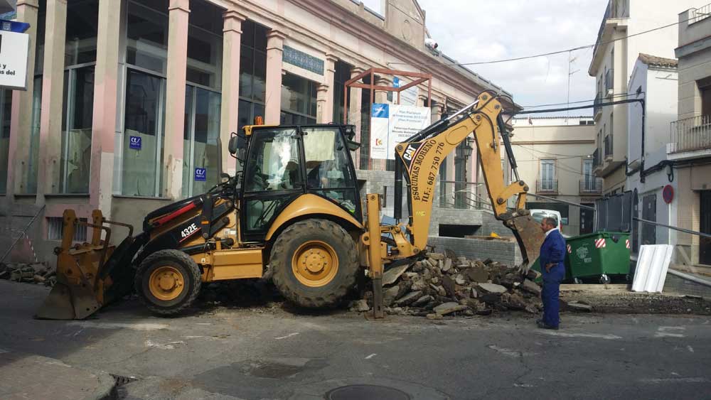 Comienza la construccin del nuevo acerado del mercado